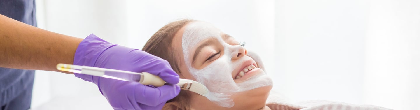 Deep cleansing facial treatment in Perumbakkam spa for oily skin