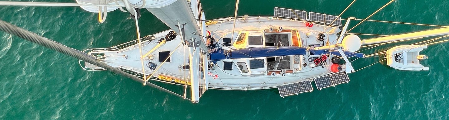 Stahl-Ketsch Moana von oben - Laura fotografiert vom Mast aus das Schiff vor Anker