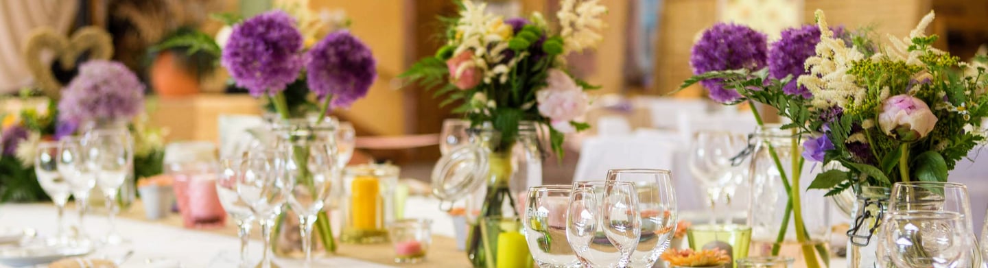 une table avec un bouquet de fleurs alignées