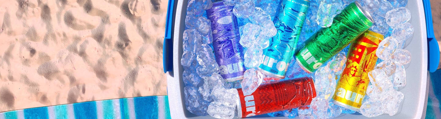 Cerveja Aurora em 3D, lata vermelha em cooler com gelo, ambiente de praia.