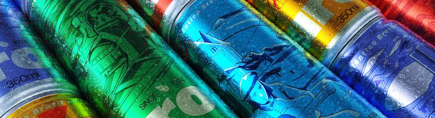 Zoom em latas de cerveja Aurora em 3D, embalagens coloridas e geladas.