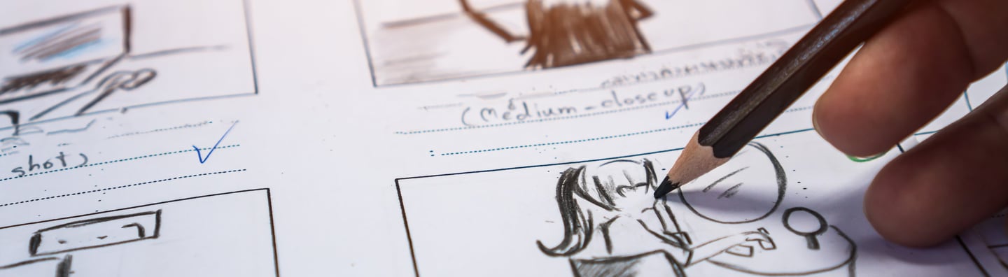 la mano di una persona che tiene una matita e disegna l'immagine di una persona.