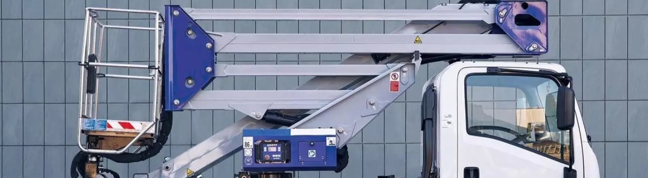 camion con cesta elevadora