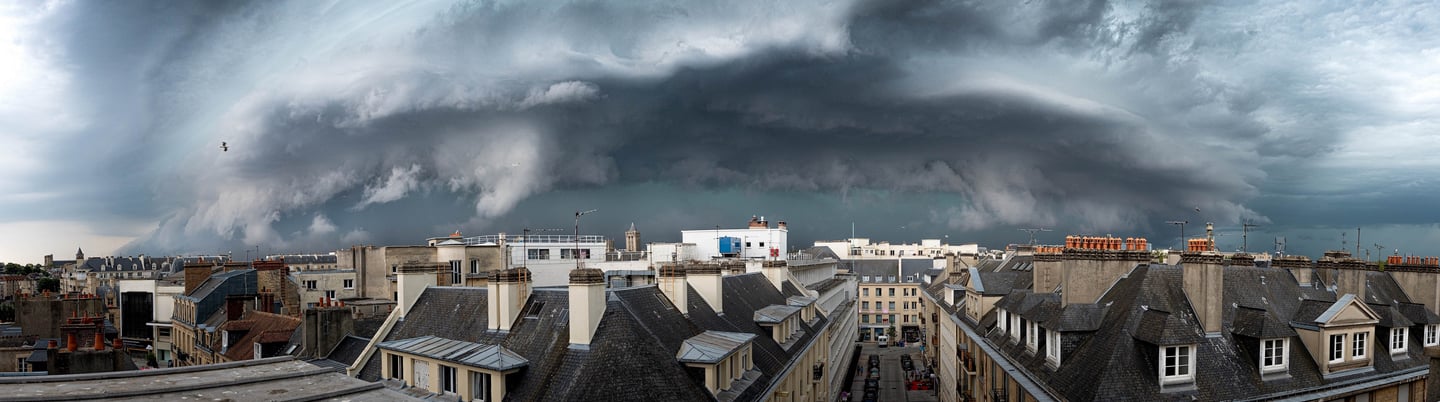 Photo panoramique d'un arcus arrivant au dessus de la ville de Caen