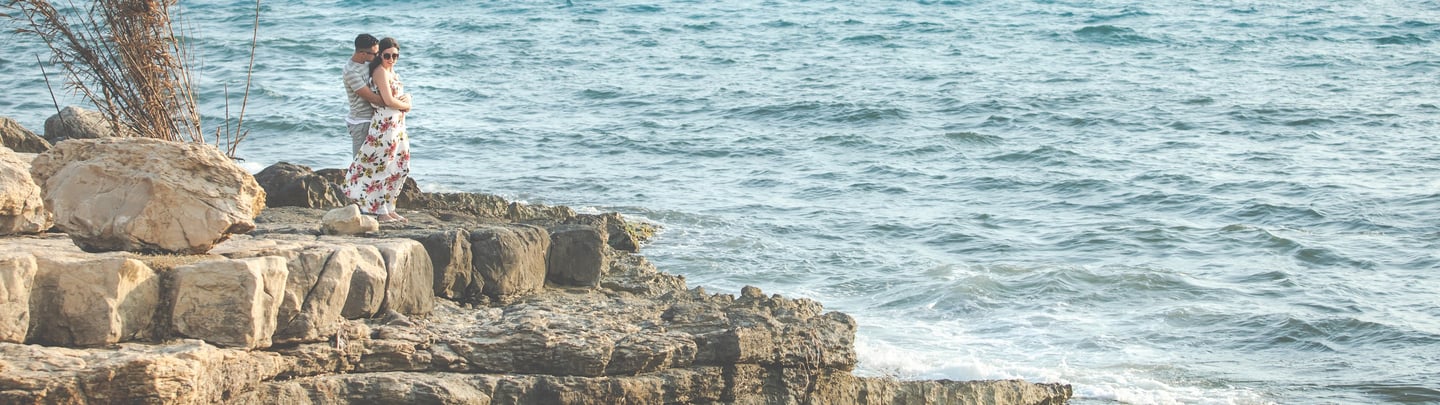 due fidanzati in piedi su una scogliera