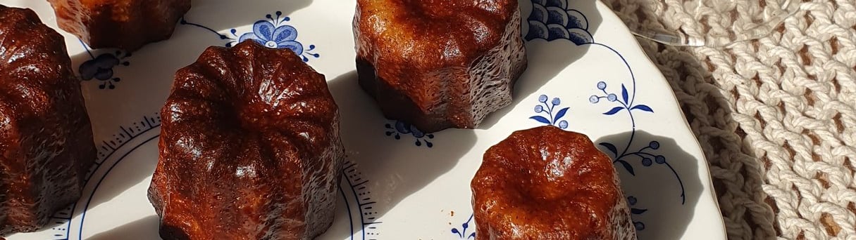 Des cannelés sur une assiette fleurie