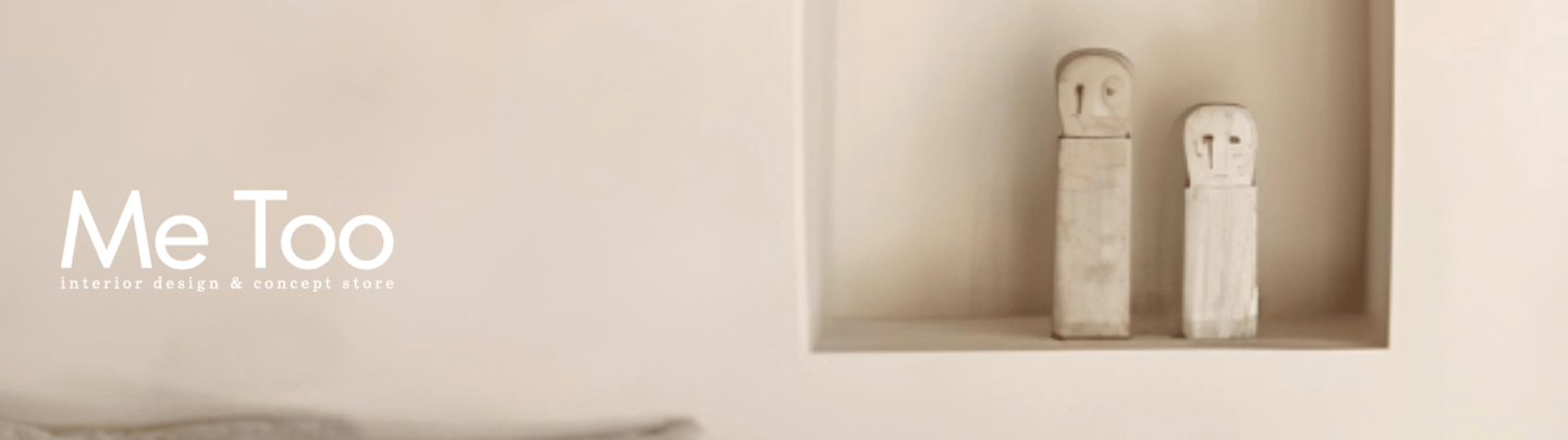 Logo de Me Too interior design & concept store sobre fondo minimalista beige con figura decorativa.