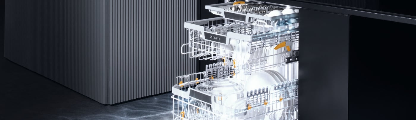 Miele Geschirrspüler offen mit sauberem Geschirr