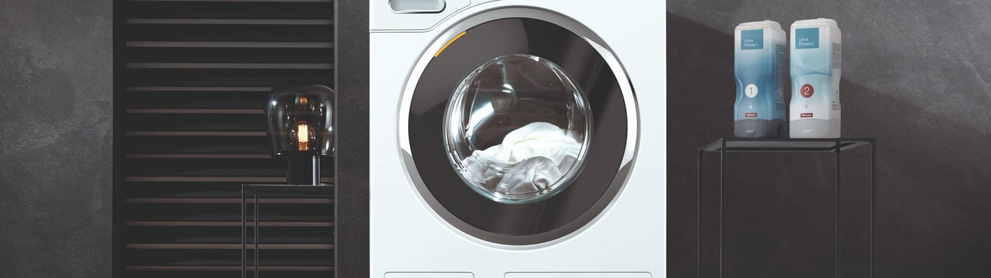 Miele Waschmaschine offen mit Wäsche in der Trommel, modernes Haushaltsgerät