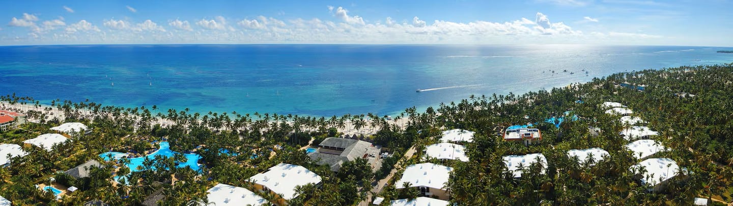 karayiplerin ortasında bir tatil köyünün sahil şeridi.