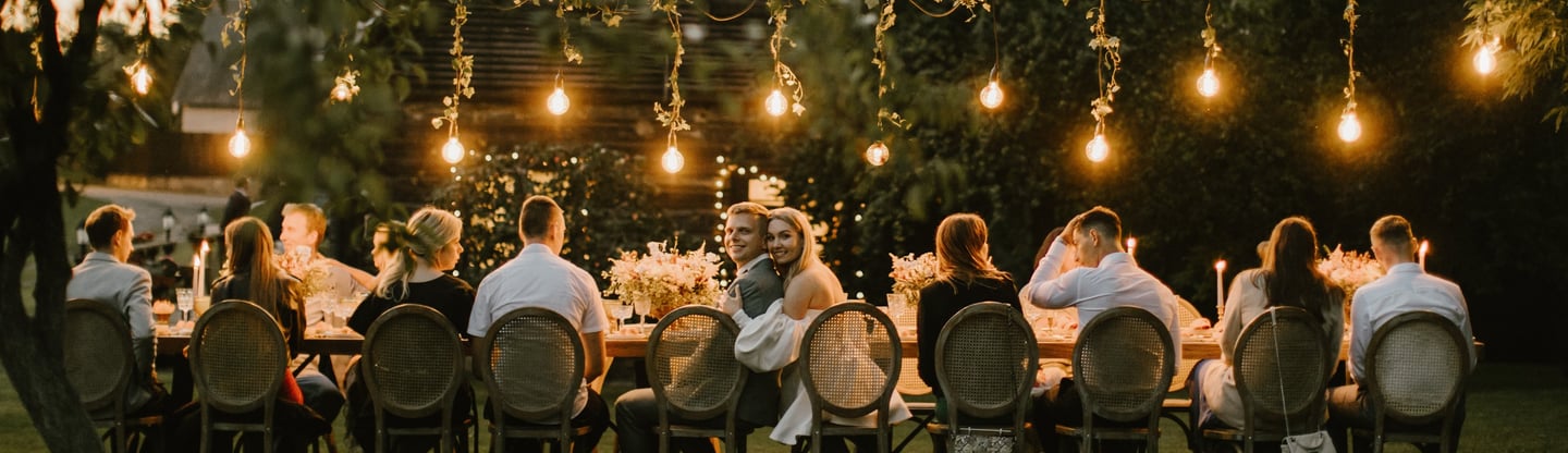 jaukus vestuvių šventės stalas ir žmonės 