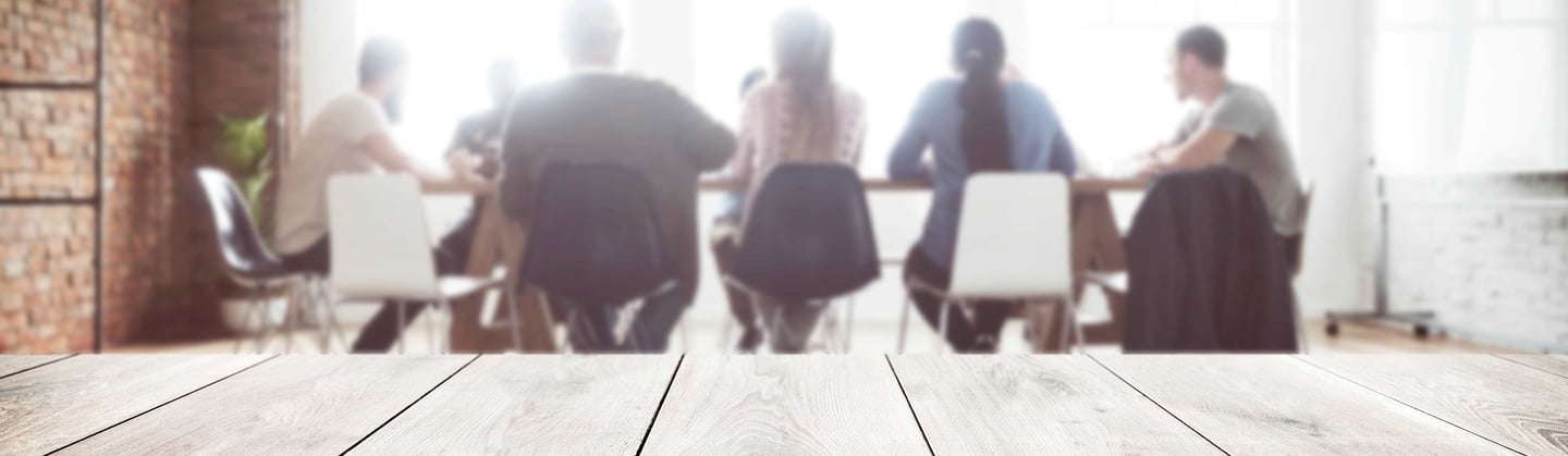table de réunion avec des personnes en discussion