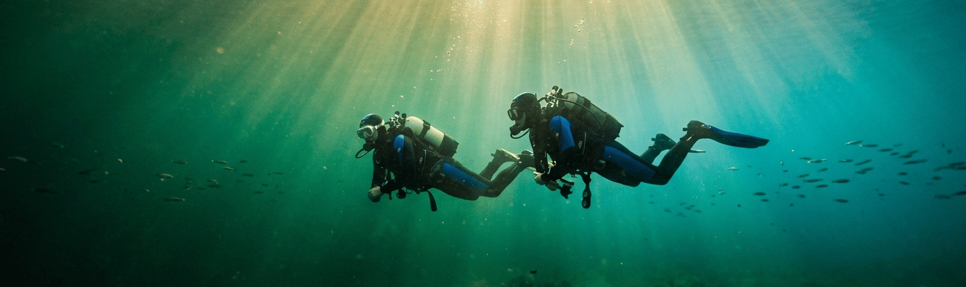 Taucher im Wasser die einen. S.U.B. Tauchkurs absolviern