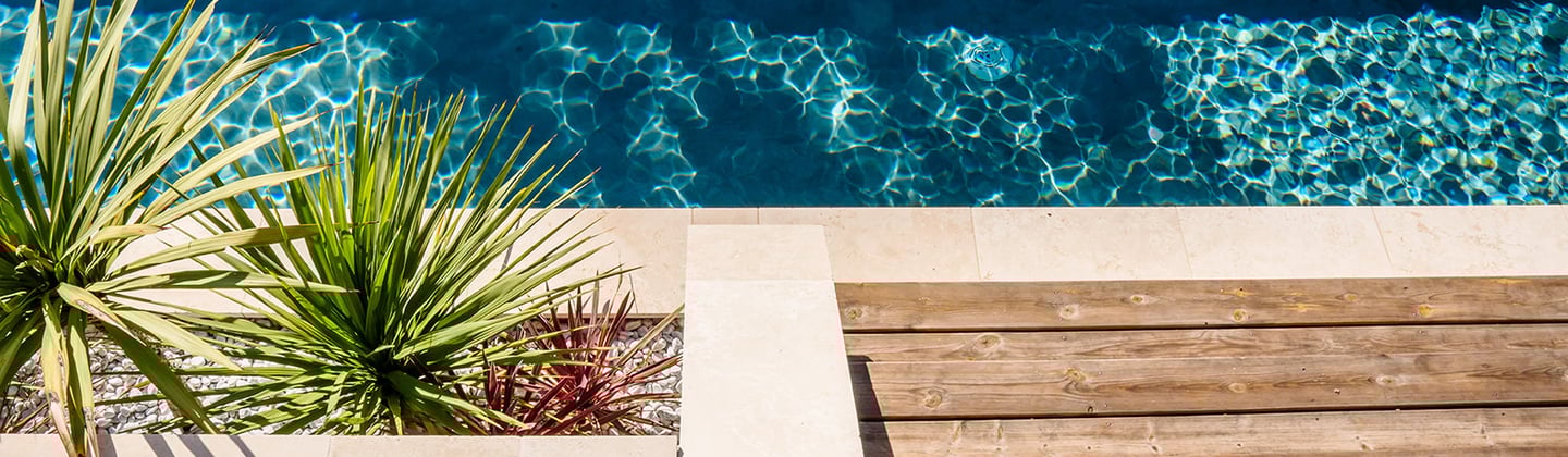 terrasse bois et piscine