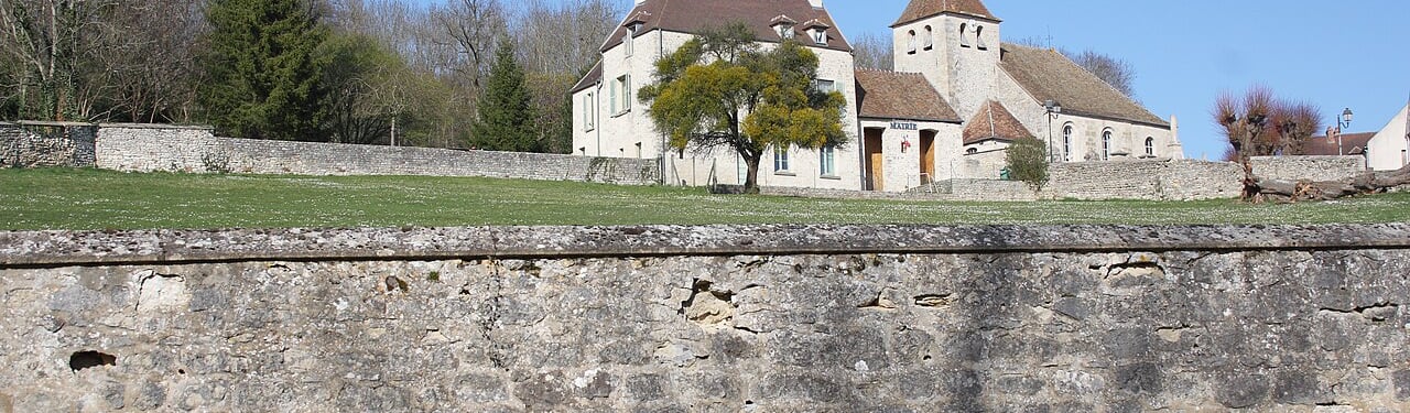 Vue de la mairie et de l'église de Saint-Cyr-en-Arthies 95510 - ATZ Diagnostic Immobilier