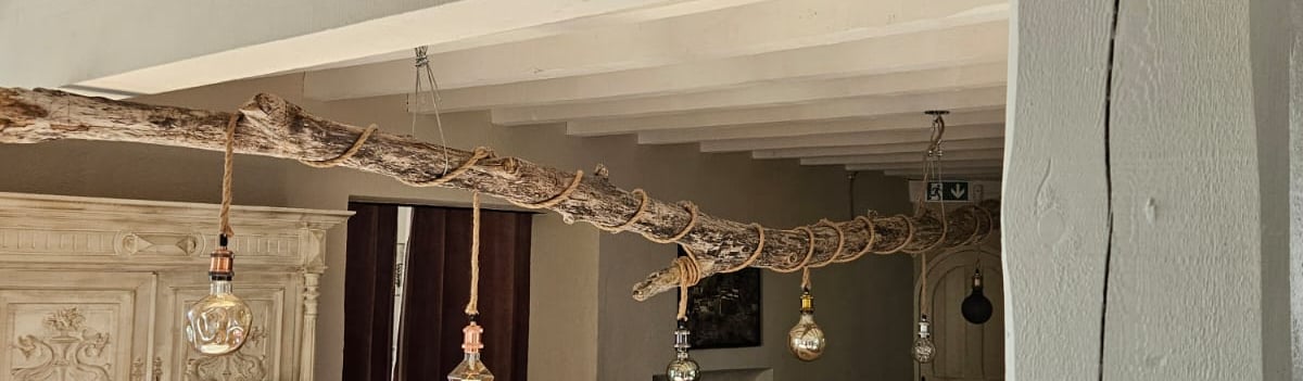 Lustre atypique en bois flotté du Rhône de l'Enclos du Soleil le Vent