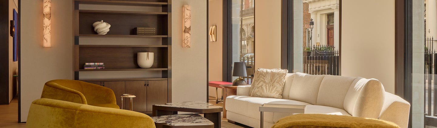 Modern luxury living room fe and I went in the bathroom cause I've got an en suite bedroom in that o