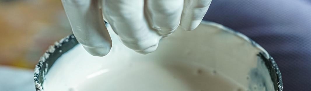 Main dans plâtre liquide