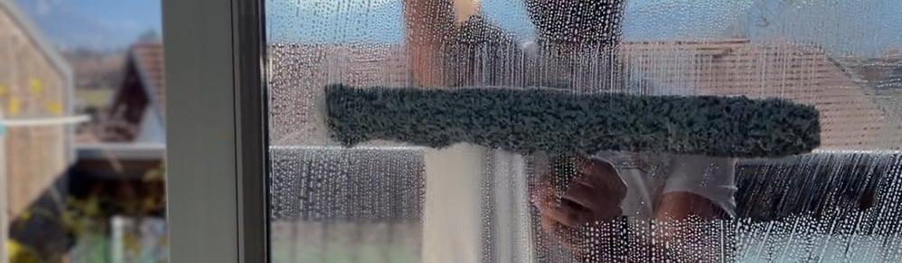 Lavage d'une vitre à Annecy