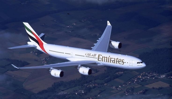 Avion volando emirates