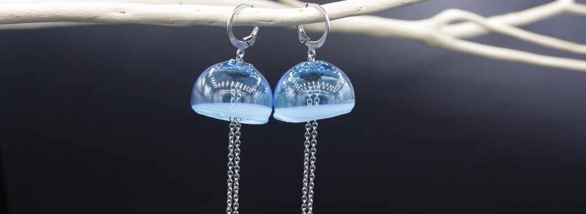 Boucle d'oreille en verre soufflée