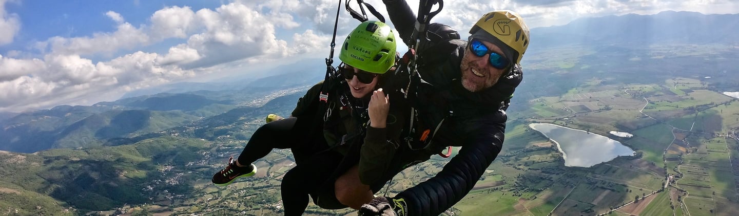 Volo in parapendio biposto sopra la Valle Reatina, esperienza outdoor vicino a Rieti con panorama naturale dall’alto