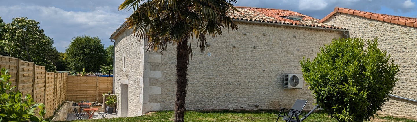 Vue exterieure du gîte pierresà Champniers prêt d'Angoulême