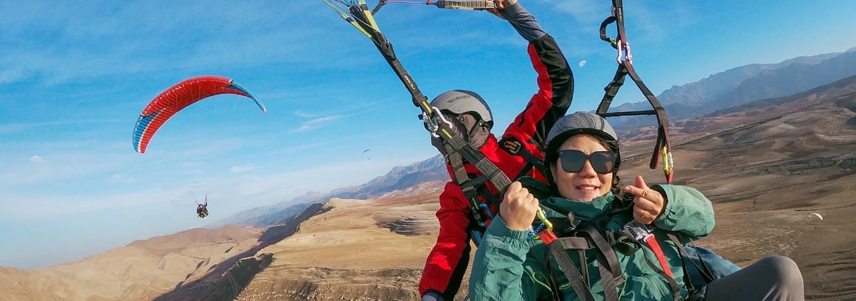 una foto de banner de un piloto volando con una mujer