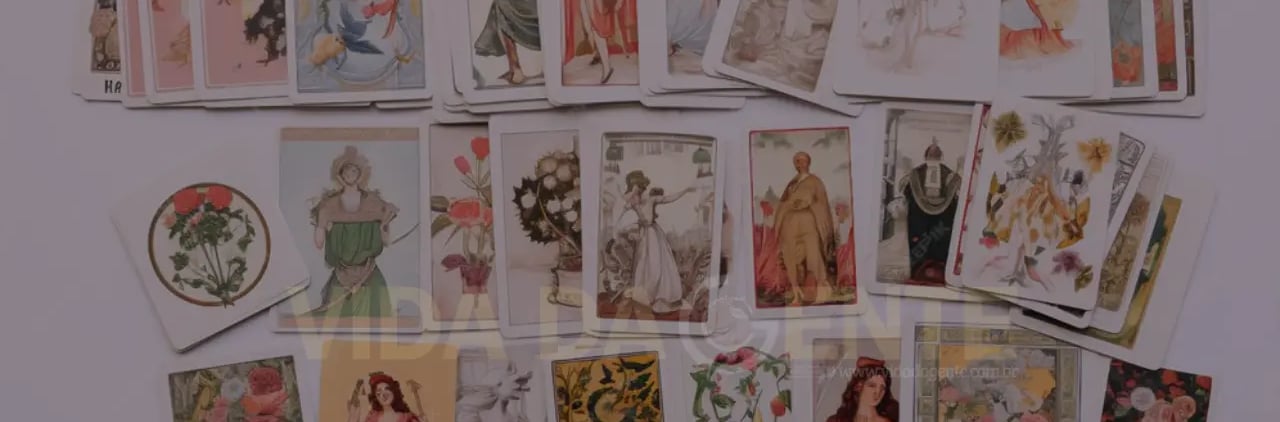 Tarot não é uma previsão do futuro — é uma ação no presente. Atendimento online