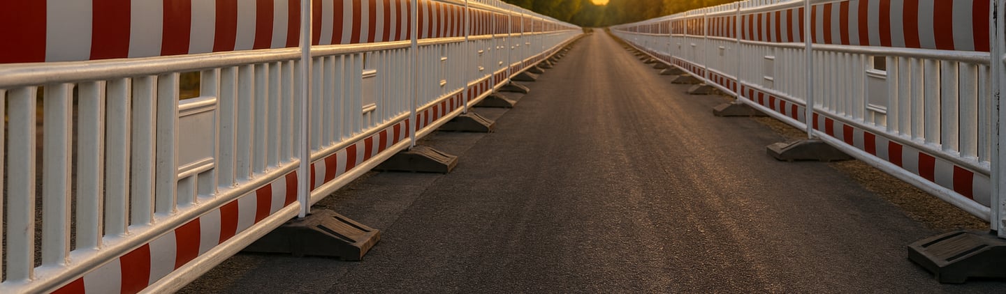 Baustellenabsperrung entlang Straße – UFT Bau GmbH Baustellensicherung Berlin