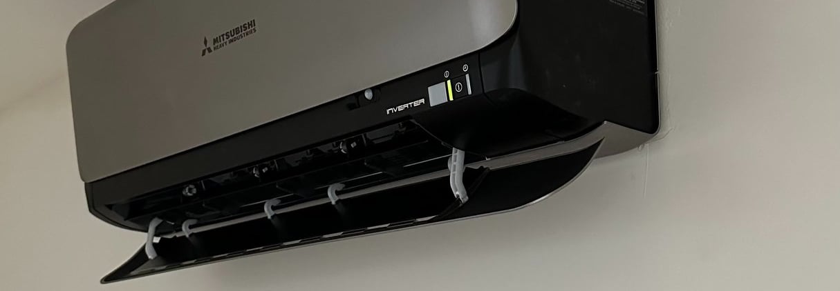 Close-up van Mitsubishi inverter airco binnenunit gemonteerd in woning in Rotterdam-Hoogvliet
