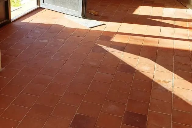 Carreaux en terre cuite rouge
