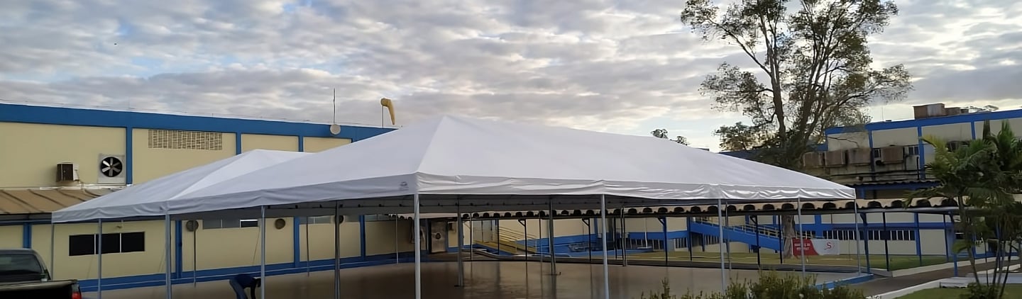 Em vez de construir uma estrutura cara e demorada, a solução foi a locação de uma Tenda Pirâmide