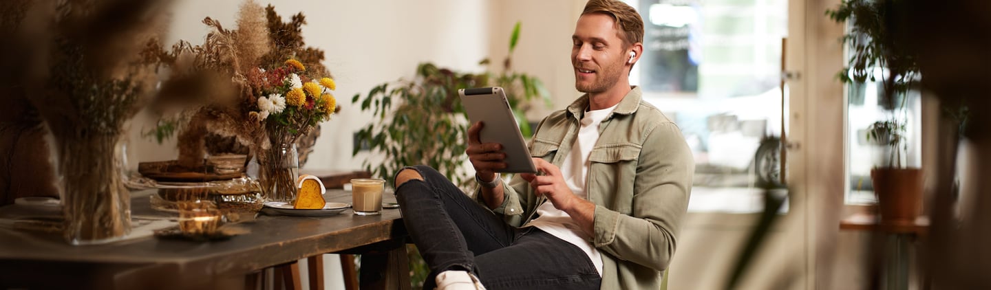 Un homme lisant un ebook