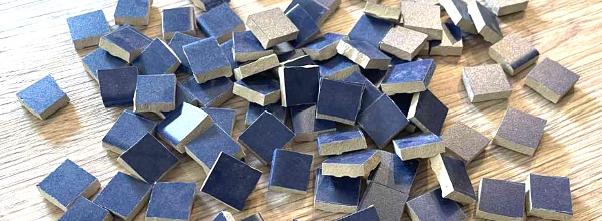 Les tesselles bleues en vrac sur la table avant utilisation pour une mosaique