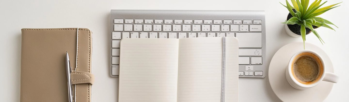 Bureau de travail minimaliste avec ordinateur, carnet et café – organisation administrative