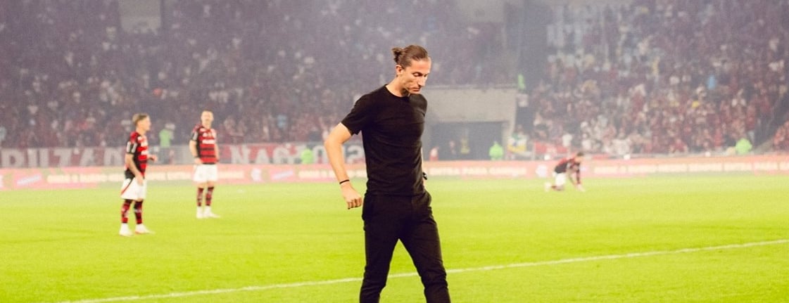Filipe Luís preocupado à beira do campo.