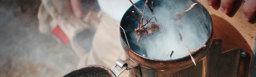 rauchender Smoker für die Arbeit am Bienenstock