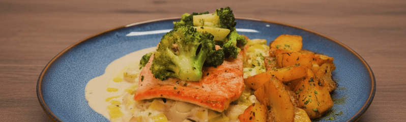 Pavé de saumon poêlé sur un lit de poireaux à la crème fondants, plat sain et gourmand en sauce.