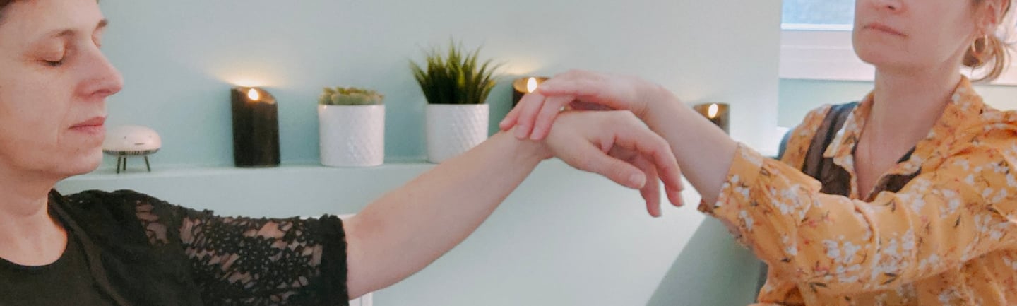 Une hypnothérapeute induit une transe hypnotique en levant le poignet de sa cliente