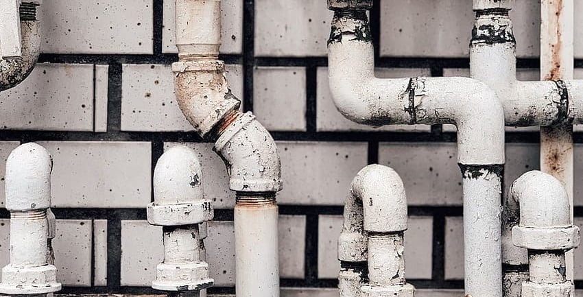 Tuberías de PVC de edificio, color banco desgastadas, para mantención gasfitería