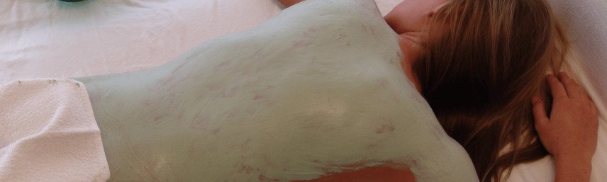 femme que recoit un soin ultra relaxant débute avec une légère exfoliation du corps 