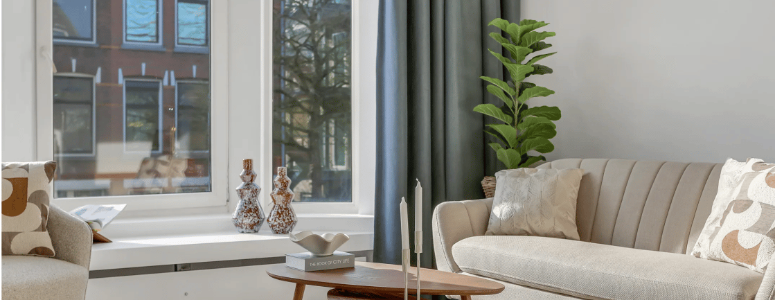 Luxe gestylde woonkamer met moderne meubels en accessoires, voorbereid voor de verkoop van een huis
