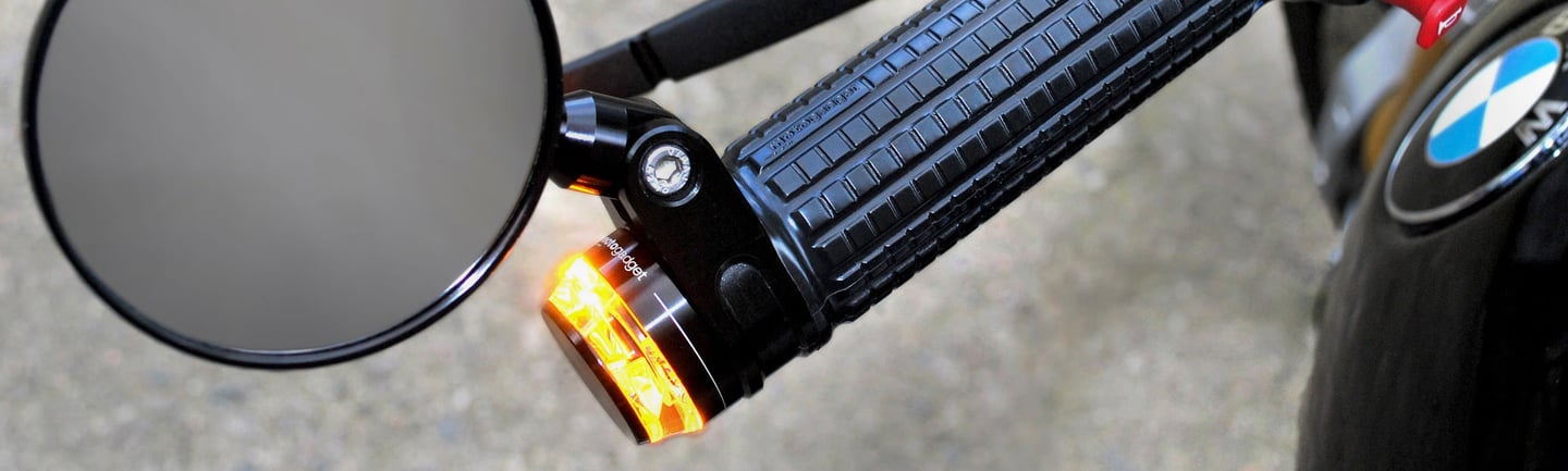 Kierunkowskaz LED motogadget mo.blaze disc czarny zamontowany na końcówce kierownicy motocykla bmw