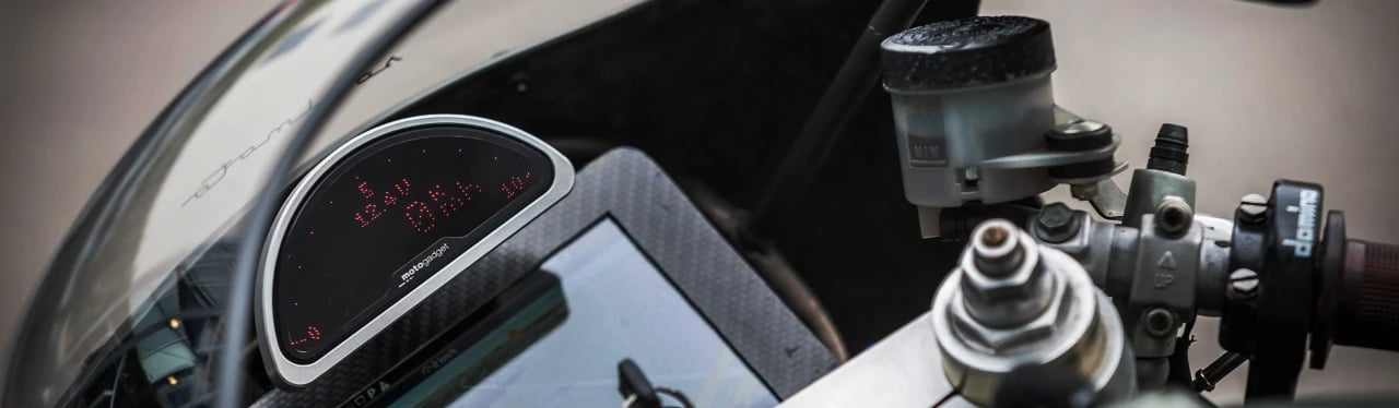 Wskaźnik wielofunkcyjny motogadget motoscope pro zamontowany na kierownicy motocykla