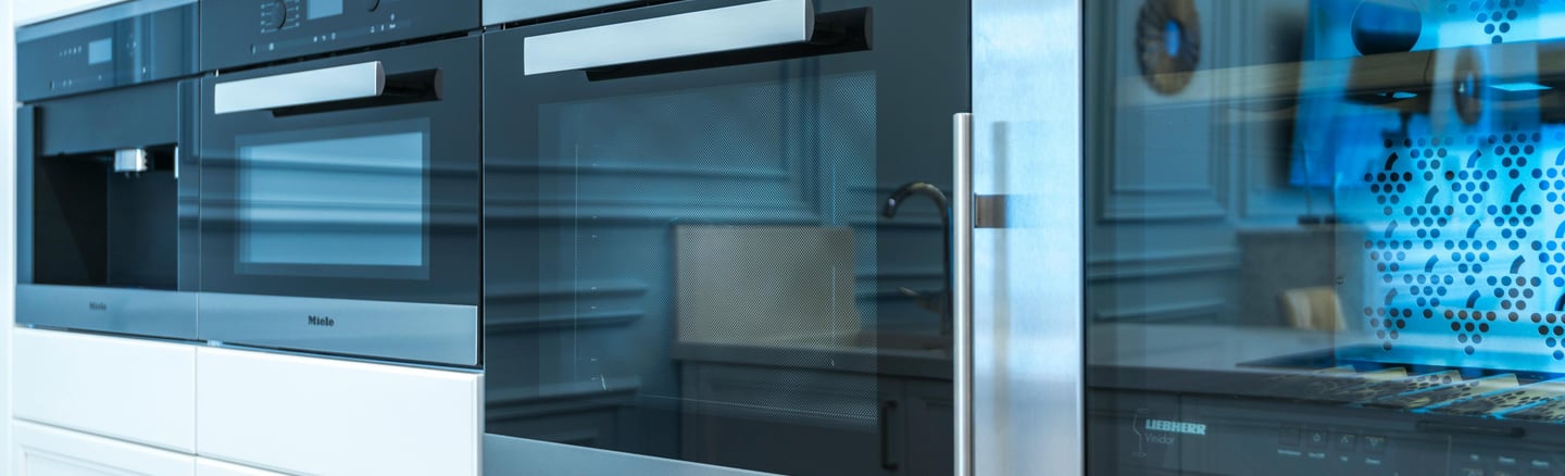 Electroménager blanc avec four, micro ondes, cave à vin. il manque aussi un lave vaisselle, frigo...