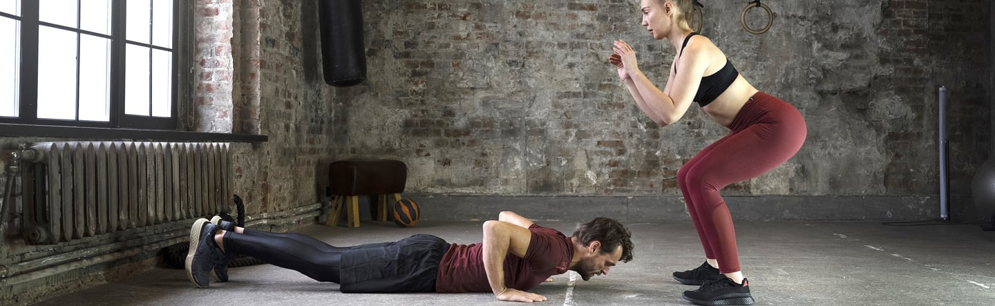 Lavorare su forza, equilibrio, resistenza utilizzando il peso del proprio corpo o piccoli attrezzi