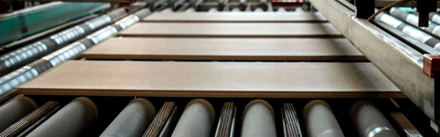 Close up de la fabricación de cerámicas en la planta de producción de Insignia Cerámica en Venezuela