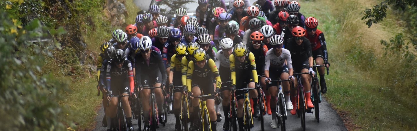 Peloton du TCFIA 2025 en route pour le Mont Lozère