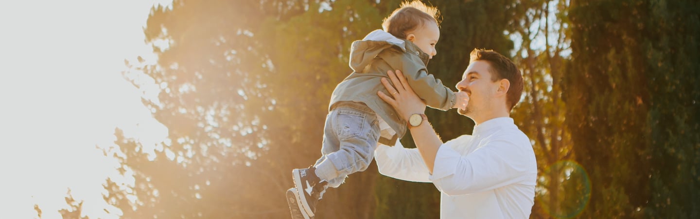 papà gioca con suo figlio